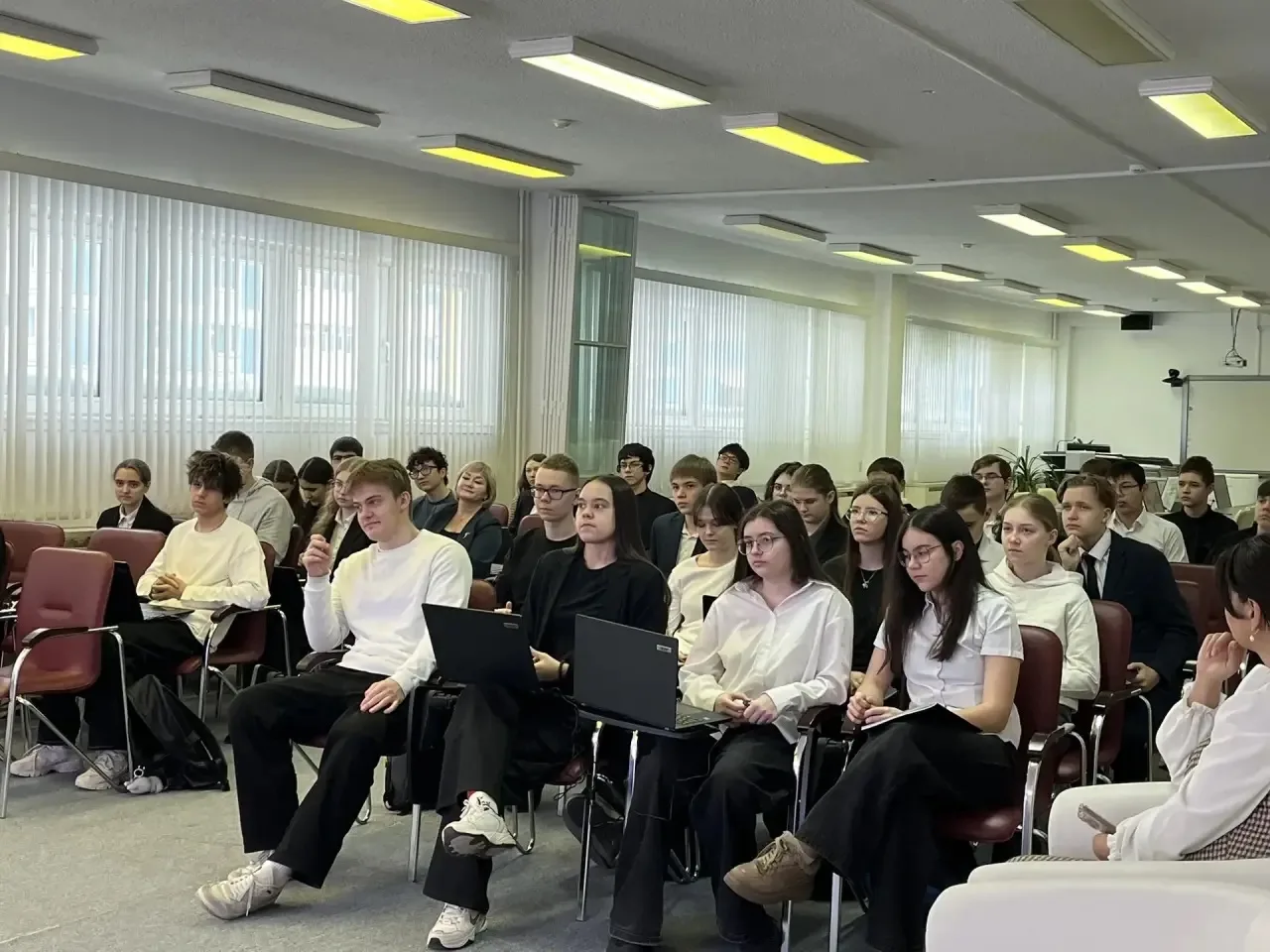 📝На базе МБОУ «СШ 17» проходят пленарные слушания Конкурса им. Вернадского. Ученики школ города и, к