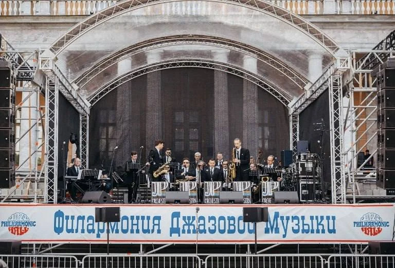 У Михайловского замка состоится Гала-концерт фестиваля «Свинг белой ночи» 🎺

Гостей ждут традиционн