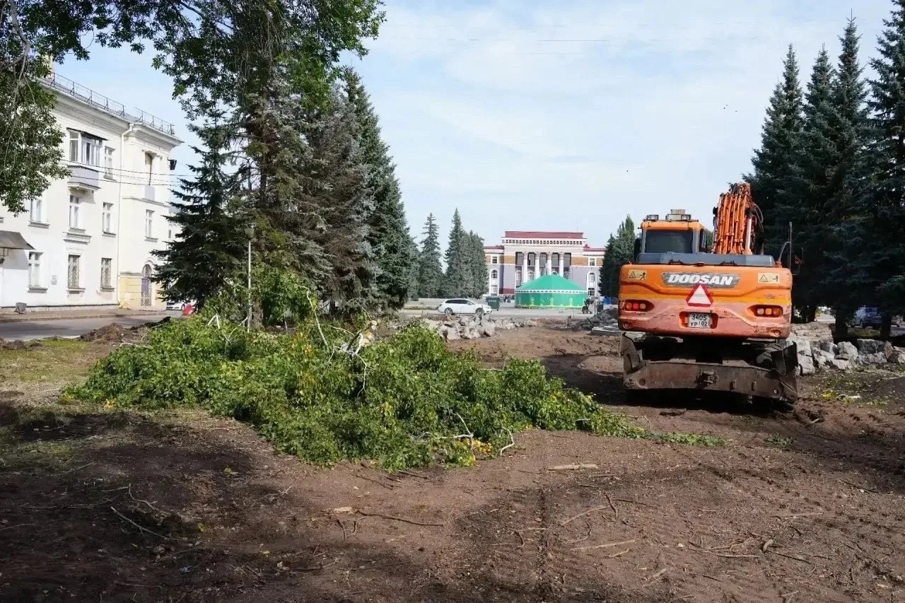 Мэр проверил главные стройки Салавата: площадь Ленина и аллею Дзержинского