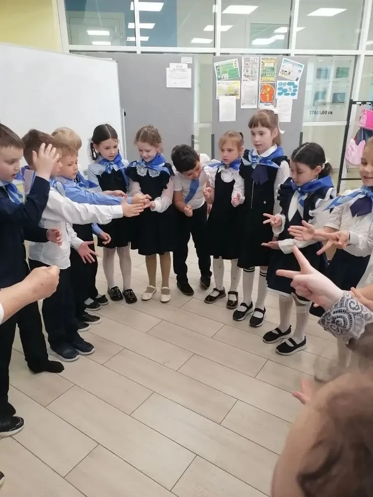 🇷🇺🪢👭15 мая в первых классах Школы-ЭКОТЕХ прошло итоговое событие трека «Орлёнок-Лидер». Ученики 1А, 