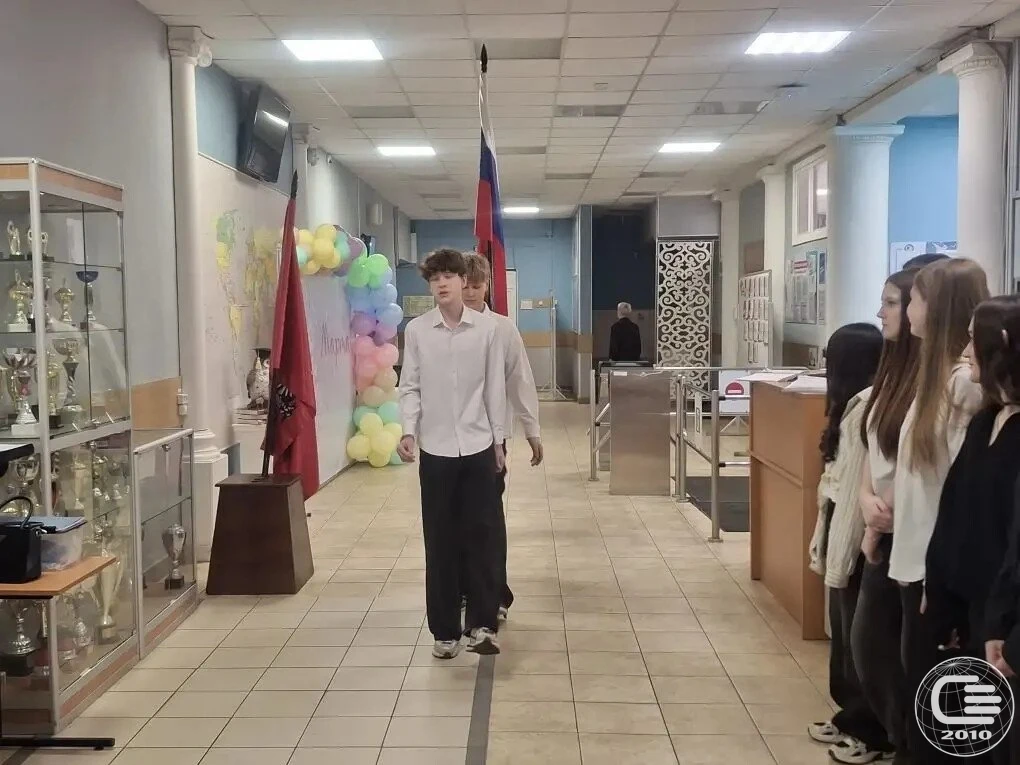 🇷🇺 Новая учебная неделя началась с поднятия флага  В нашей школе прошла традиционная торжественная ц