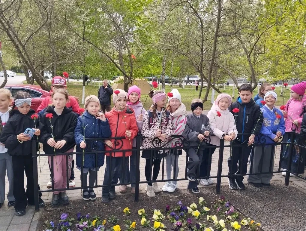 Память жива🕯️  Учащиеся начальной школы приняли участие в возложении цветов к братской могиле советс