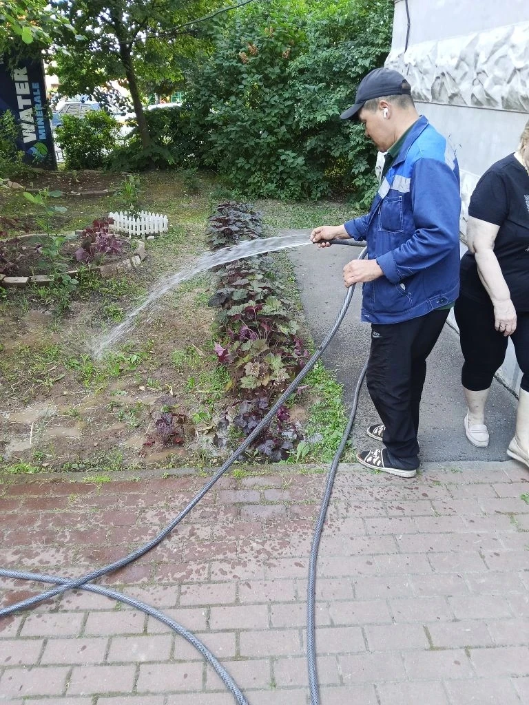 Поливаем придомовые территории в #Дрожжино.
