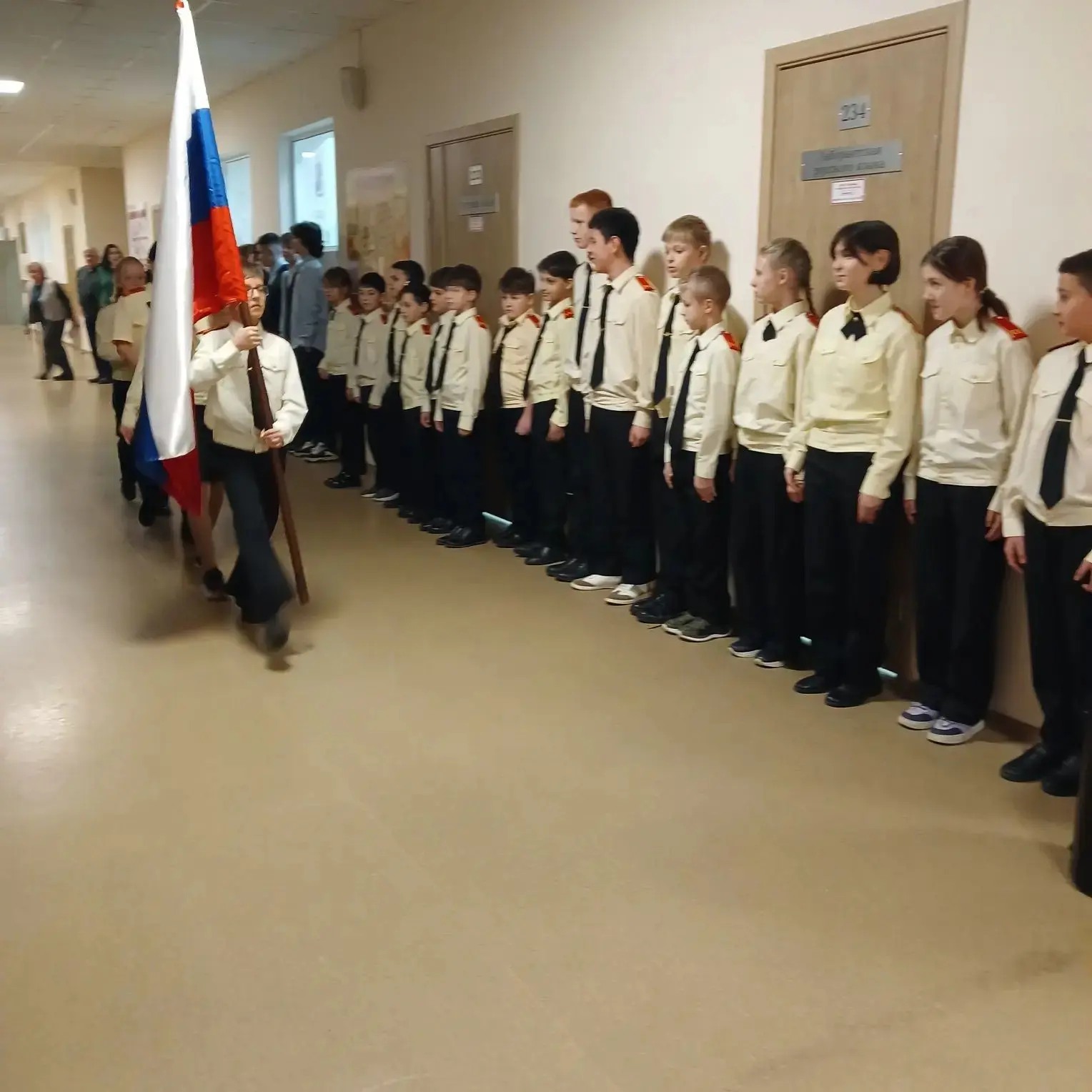 19 января в нашем лицее прошла традиционная утренняя линейка🇷🇺 Мы внесли флаг и дружно исполнили гим