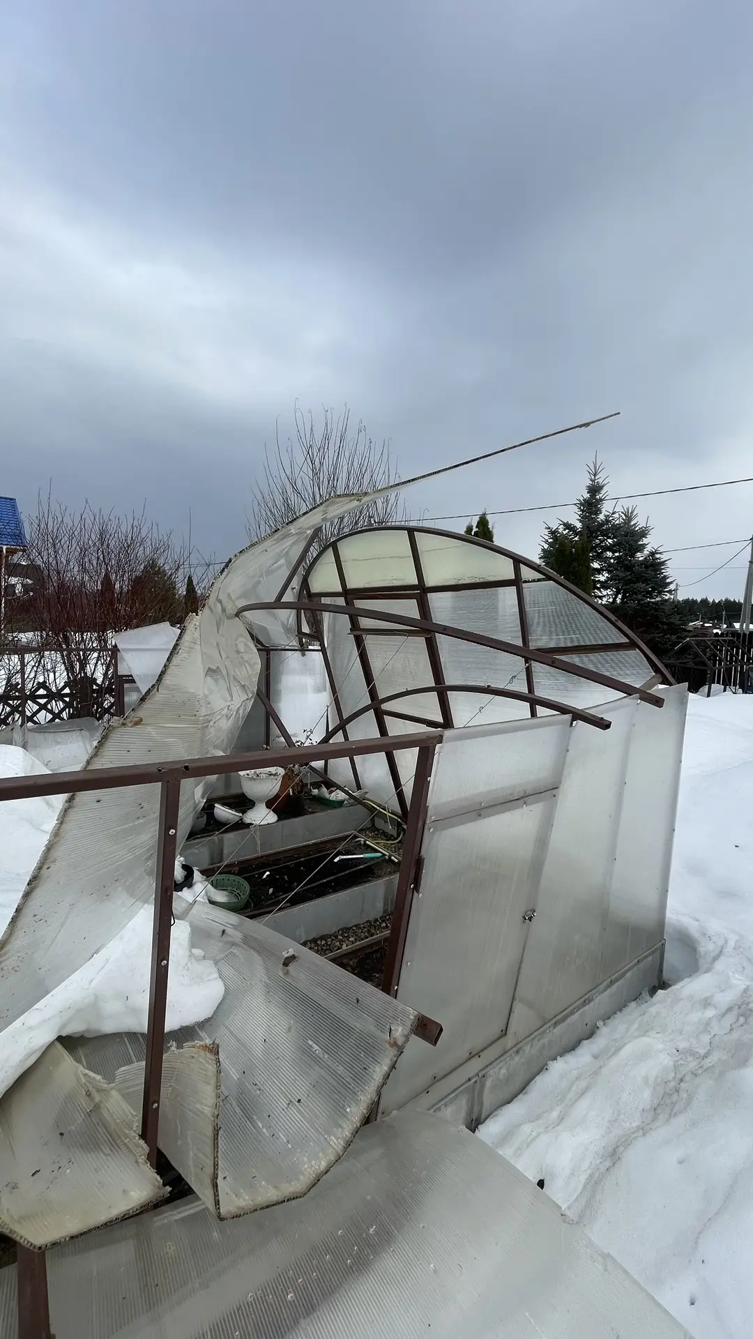 Ужас 😨 Но Миша не возмутим, сказал всё починим.  Я хочу купить гладкий поликарбонат он как стекло см