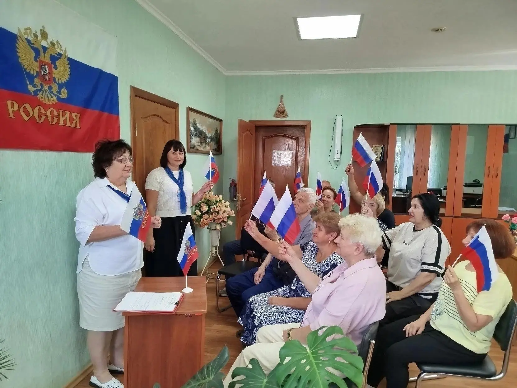✅ День пожилого человека отпраздновали в Центре общения старшего поколения города Лутугино