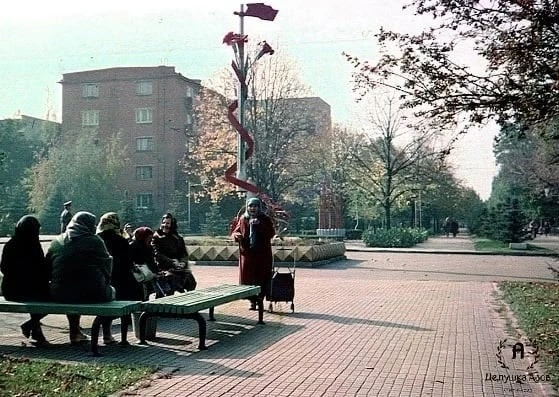 Бабушки у памятника "Победа пролетариата и падение империализма".