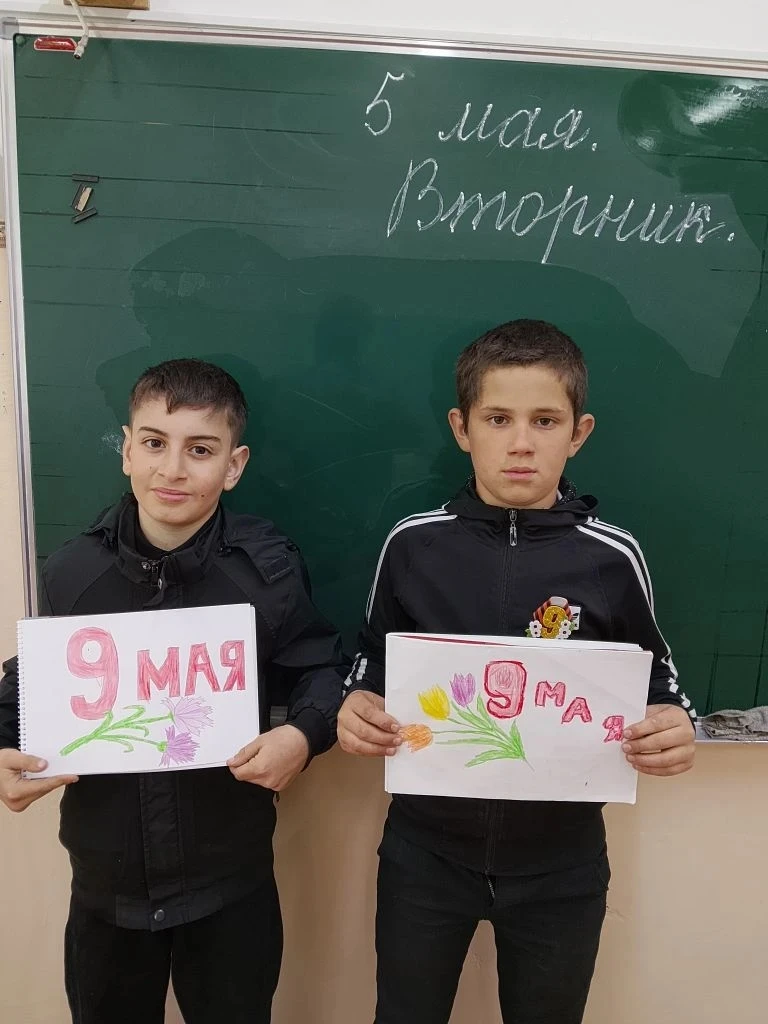 В 4 "б" классе прошёл конкурс рисунков, посвящённый 9 мая.