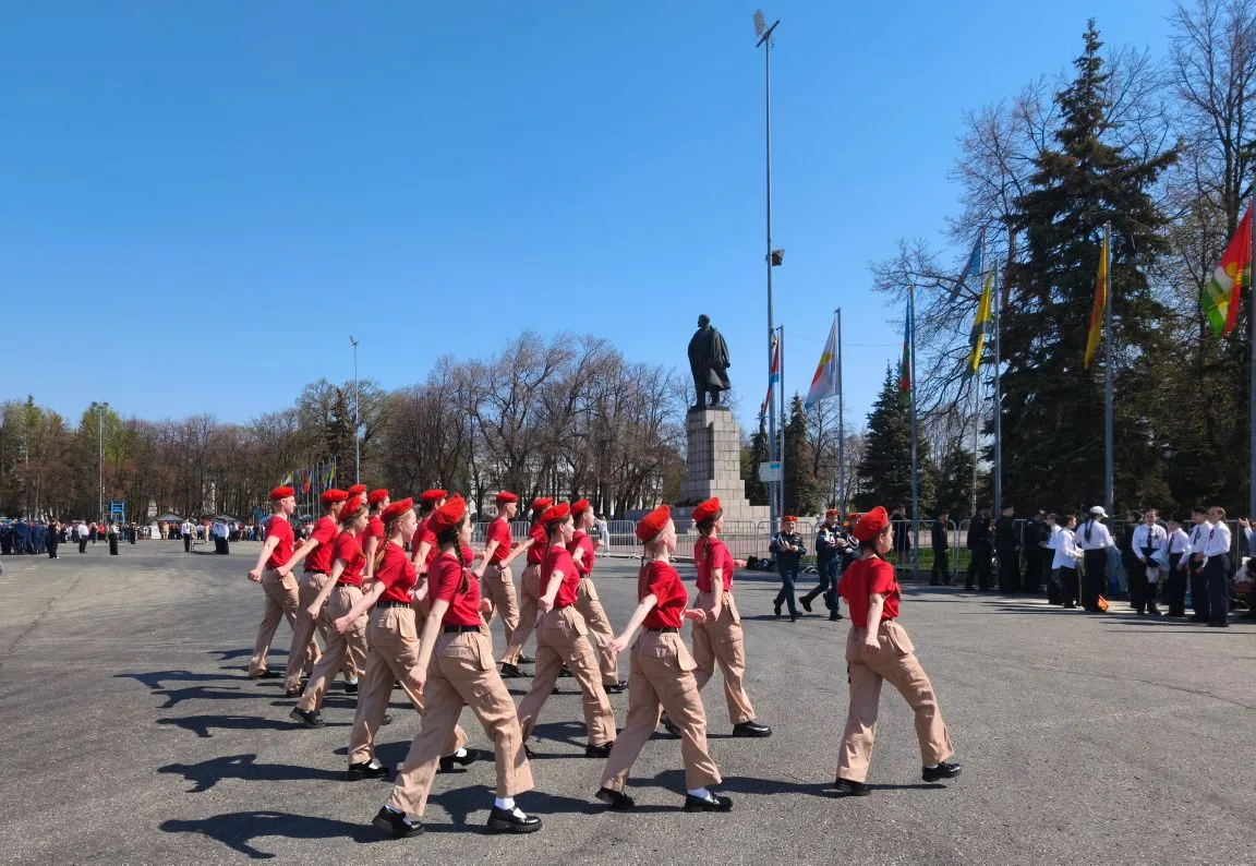 Строем и песней к Победе!
