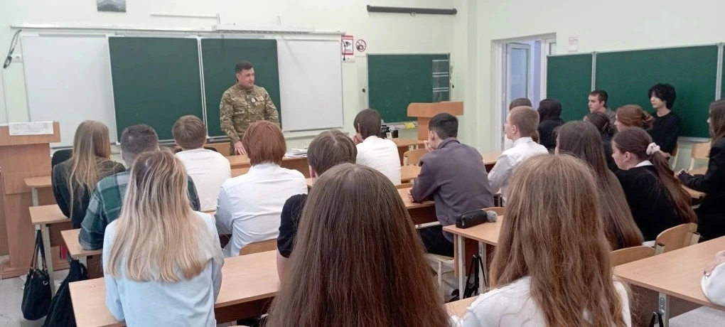 🇷🇺 Урок Мужества от настоящего героя!  В рамках Единого дня профилактики в гостях у учащихся 10в и 8