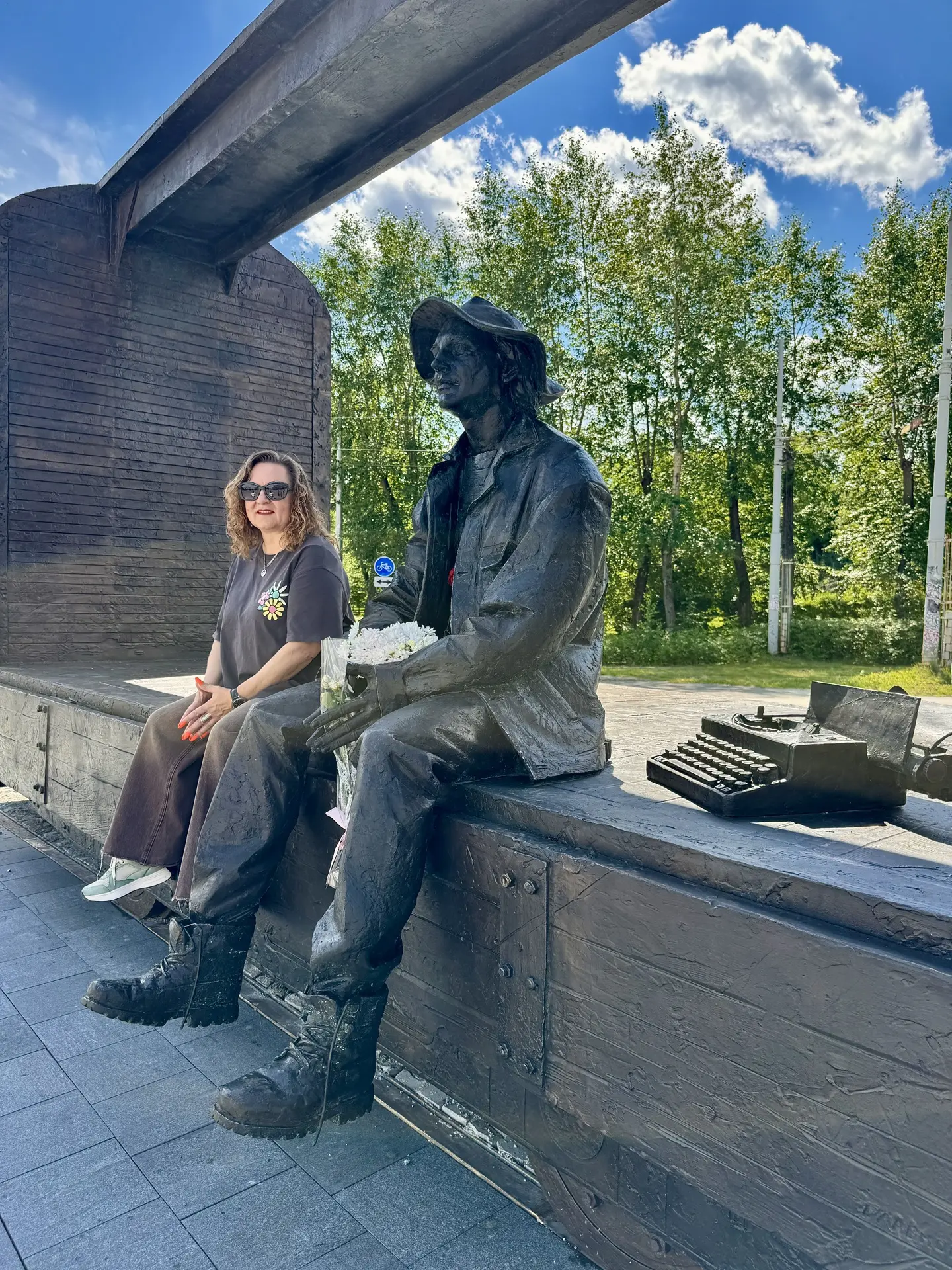 Однозначно, локация будет местом притяжения туристов в Екатеринбурге. Памятник Алексею Балабанову. Т