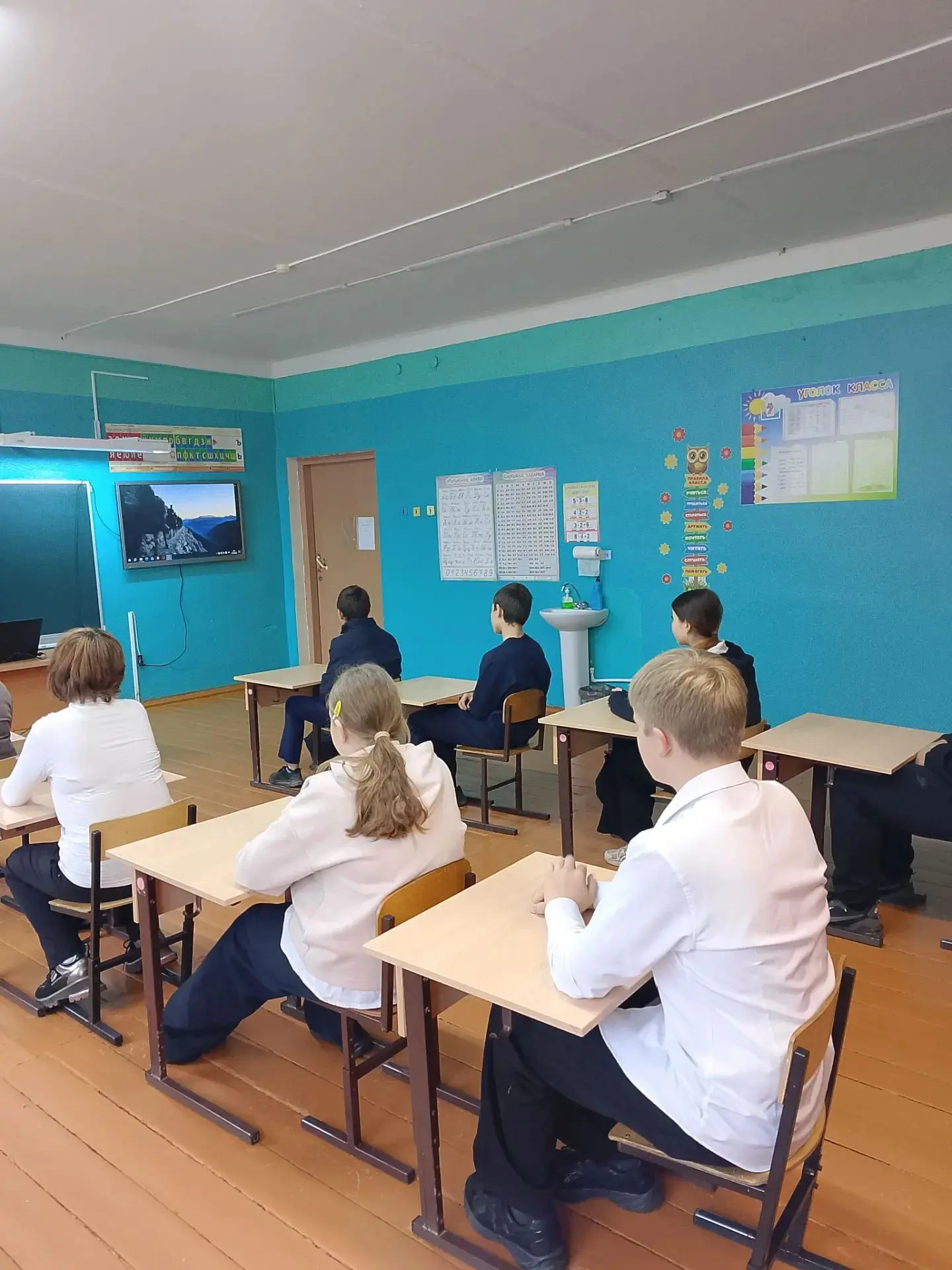 5 октября в 7-8 кл. прошло очередное занятие из цикла "Разговоры о важном".Учащиеся поз...
