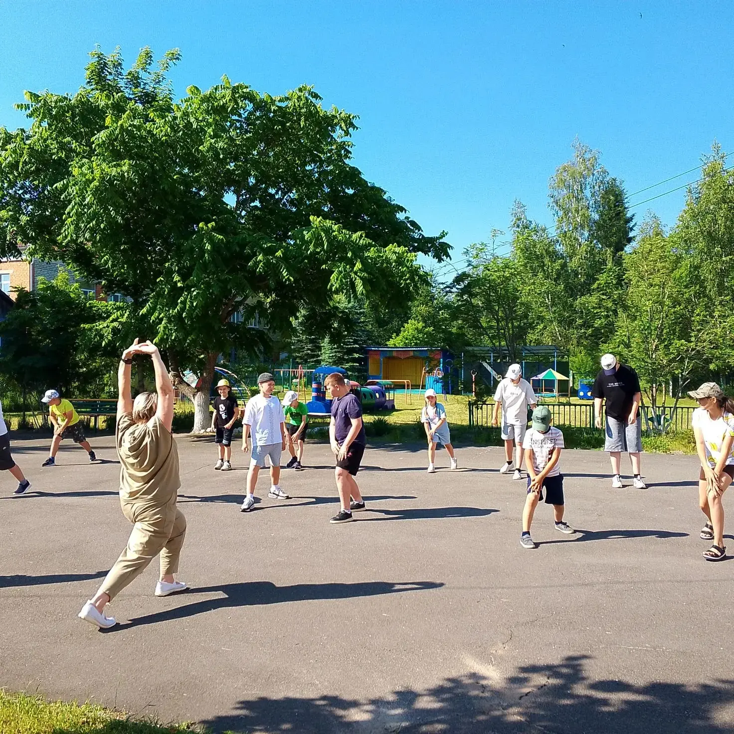 Ежедневно в оздоровительном лагере «Солнышко» на базе школы день начинается с утренней зарядки.
Она 