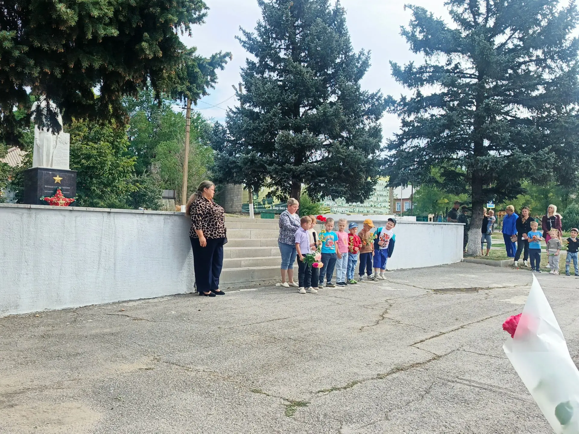 В хуторе Большая Кирсановка у памятника Воинам Великой Отечественной войны состоялось п...