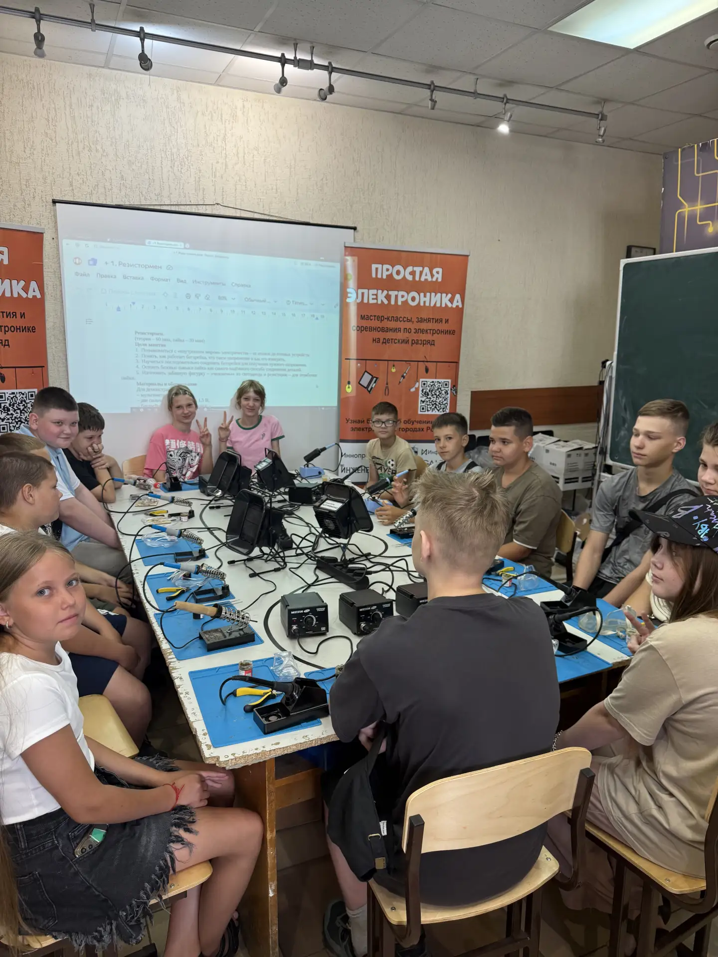 Добрый день. А в школе № 12 новость. Оказывается не все дети любят летом спать и ничего не делать. Е