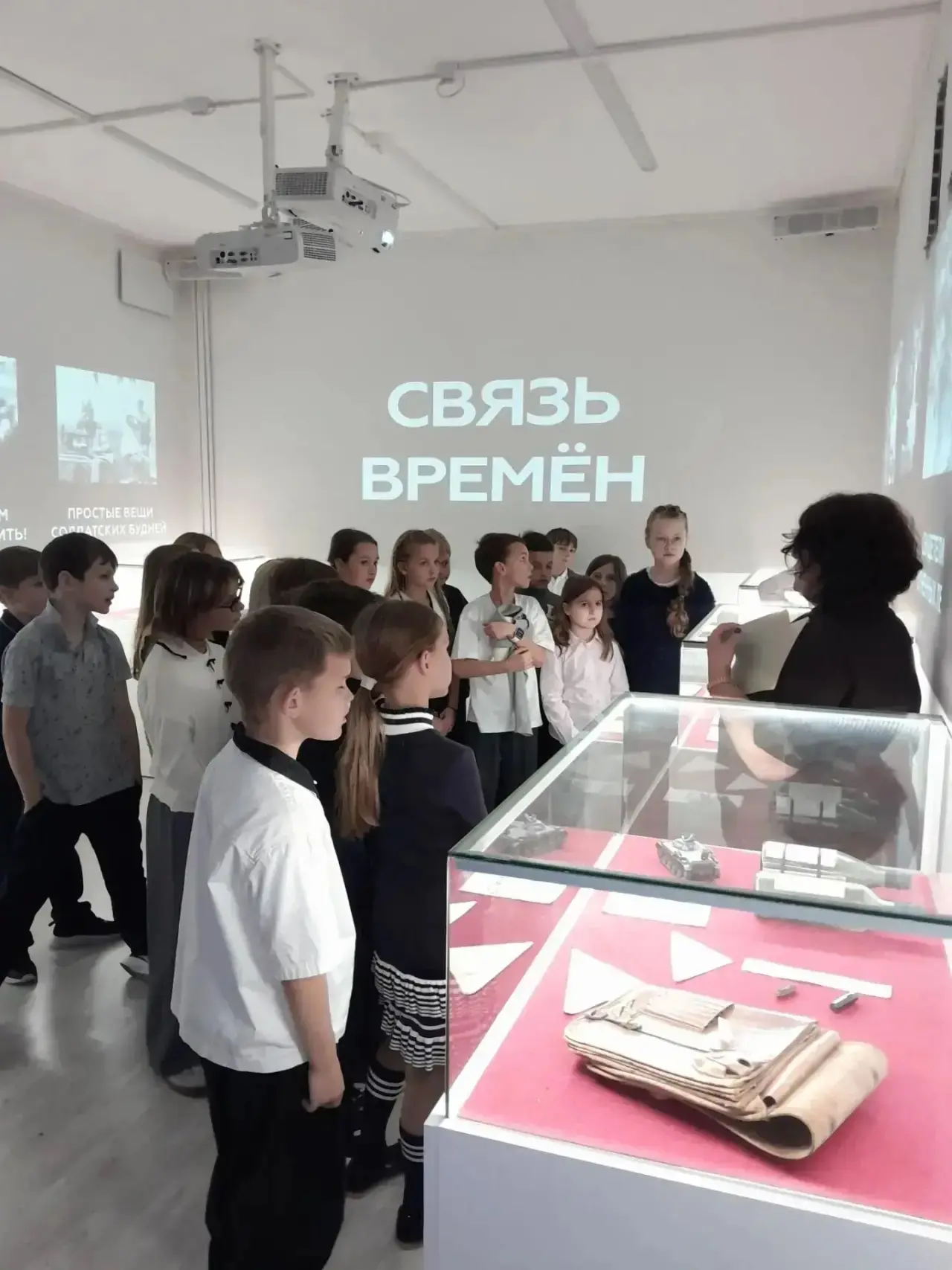 Живая нить памяти: как школьная выставка объединила поколения.