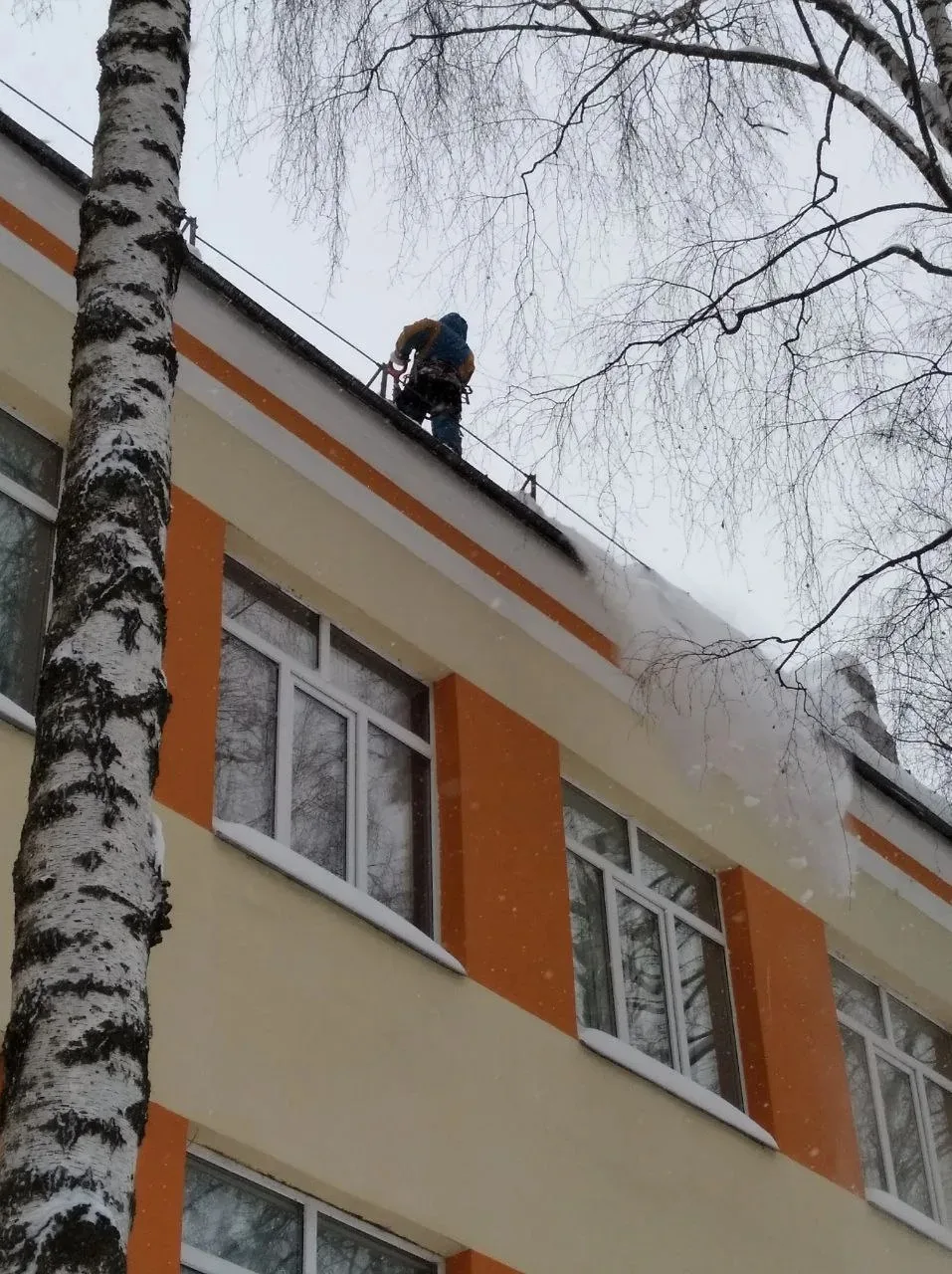 Зима в этом году выдалась снежная. На крышах зданий большое скопление снега и наледи.  Образовательн
