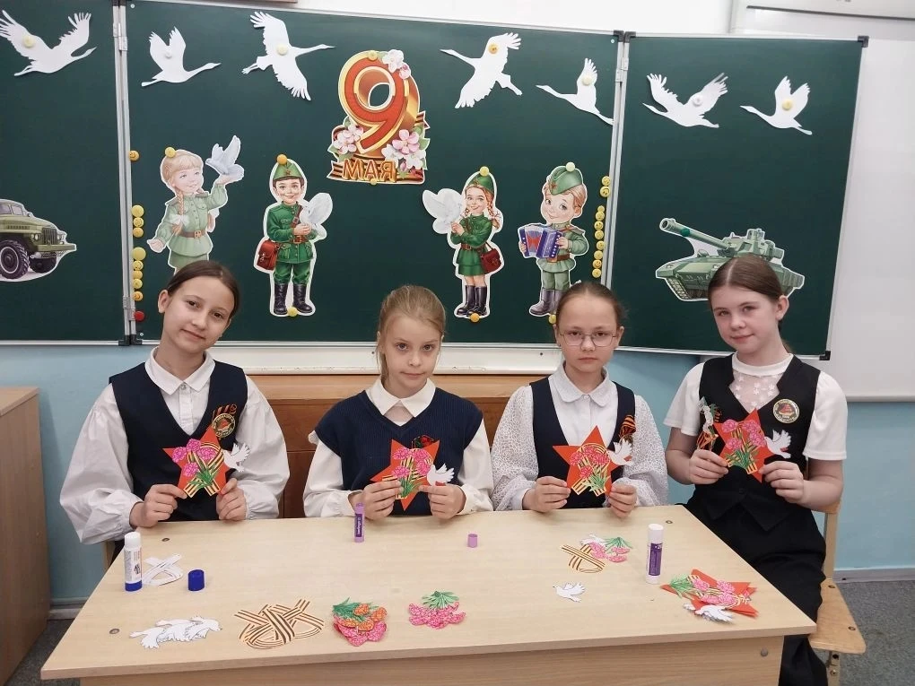 В нашей гимназии с теплотой и уважением прошла акция «Открытка Ветерану» ✨  Ребята своими руками ста