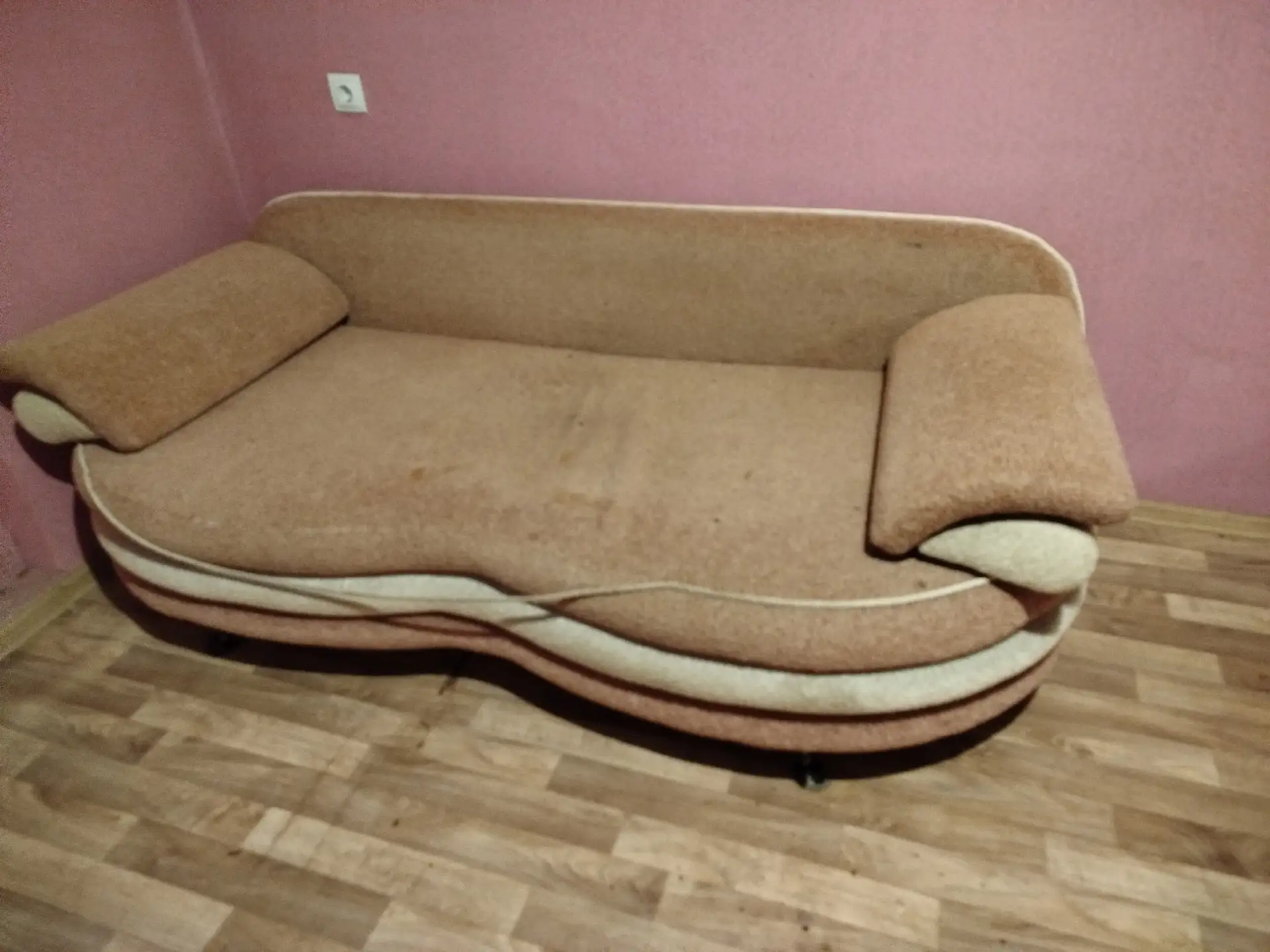 Отдам даром диван. На дачу или в гараж. Ещё крепкий, но обшивка не очень. Ленинский рай...