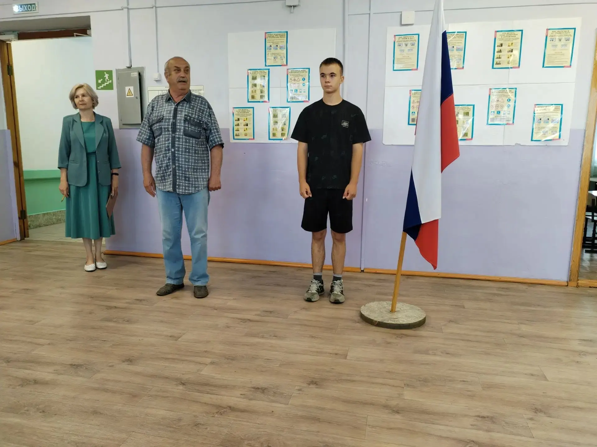 Лето — это маленькая жизнь!
Утро началось с торжественной линейки: флаг поднят, гимн звучит, все лаг