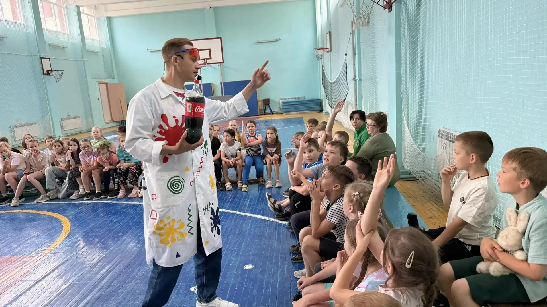 24 июня  в летнем лагере "Радуга " утро началось с торжественной линейки, на которой были подведены 