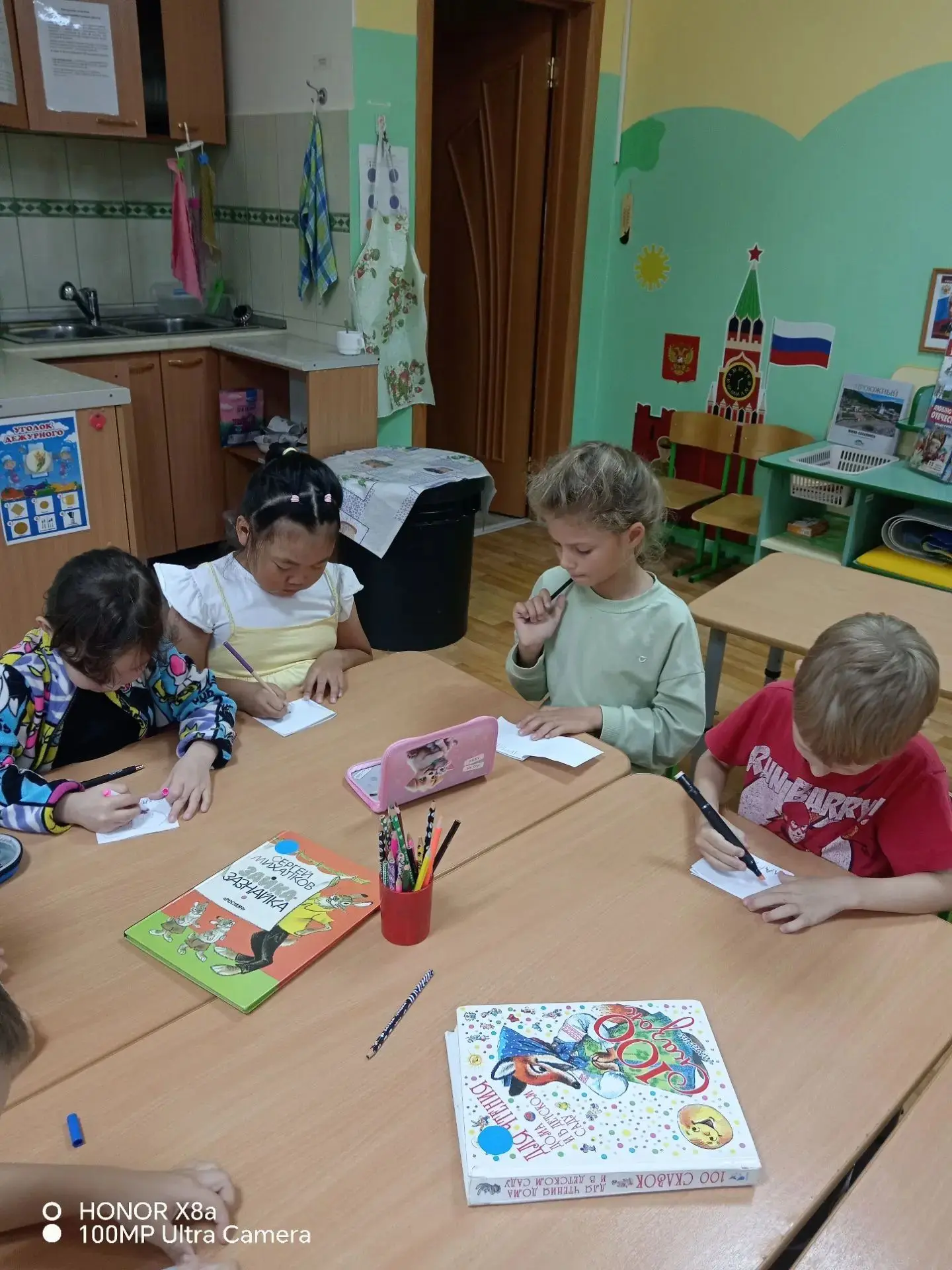 Ребята подготовительной группы "солнышко" сегодня совершили путешествие в прошлое книги...