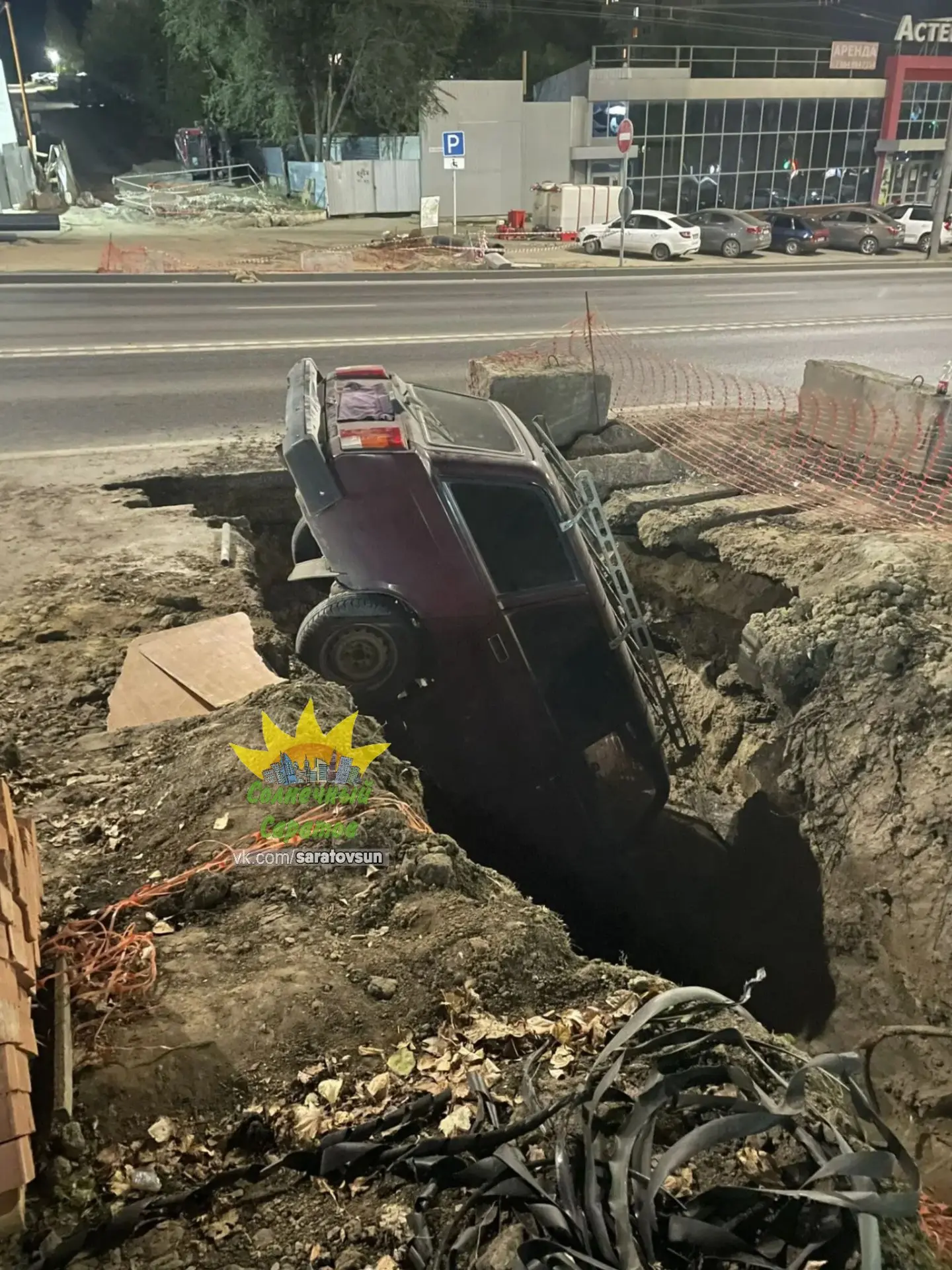 На проспекте Строителей случилось ДТП: вечером автомобиль ВАЗ‑2104 провалился в яму.