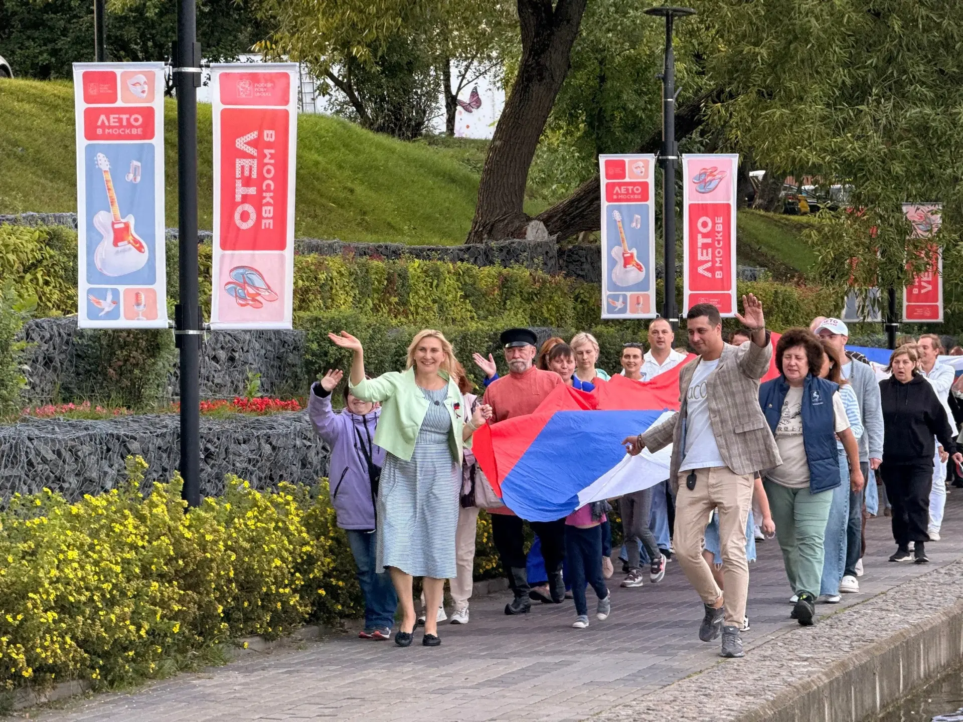 🇷🇺 День флага на Коньковских прудах: шествие с флагом, концерт и благотворительная яр...