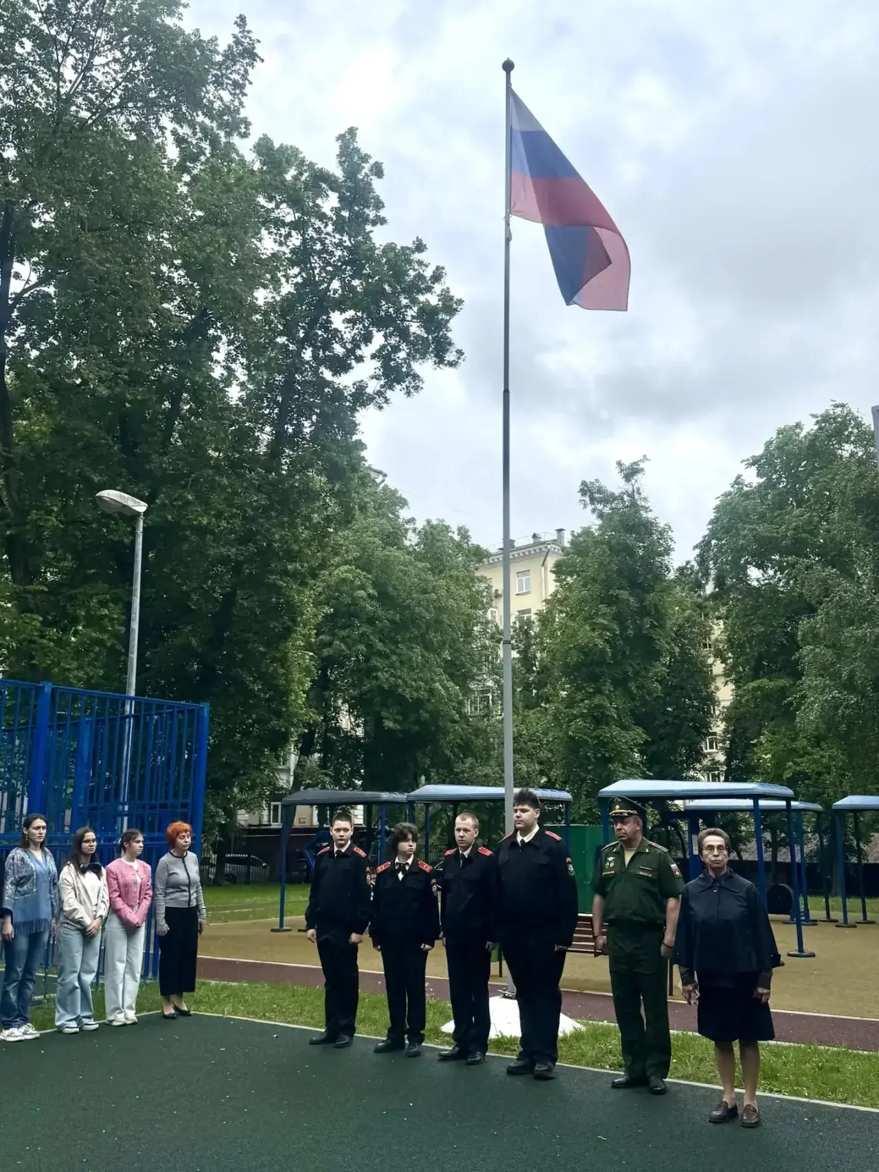 🇷🇺По неизменной традиции последняя учебная неделя в нашей школе началась с торжественной церемонии в