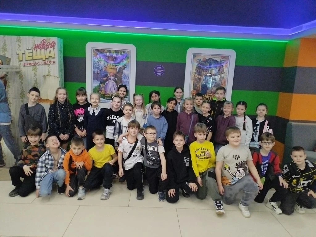 🎞️ 2Г ярко начал каникулы походом в кино, где посмотрели "Сказку о царе Салтане". 🤝Совместный досуг 