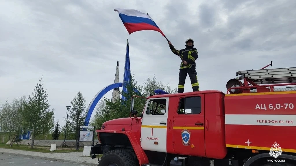 В День России огнеборцы Ямала присоединились к празднованию, запечатлев момент с флагом России

Этот