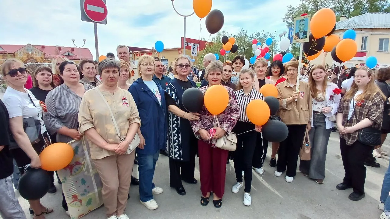 Сегодня наша школьная семья в строю «Бессмертного полка»! 👨‍🦰👩‍🦰👦👧🏫