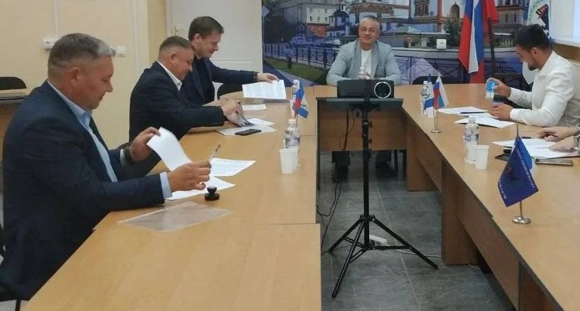 Первый секретарь комитета Иркутского областного отделения КПКР Владимир  Суханкин приня...