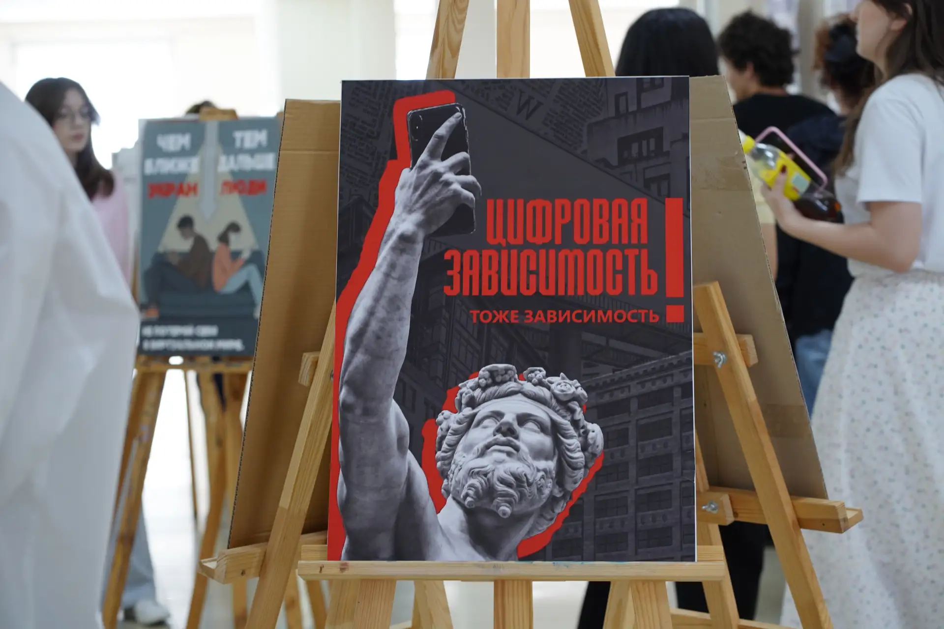 ⚡ В КБГУ открылась выставка студентов-дизайнеров

В Колледже дизайна Кабардино-Балкарского государст