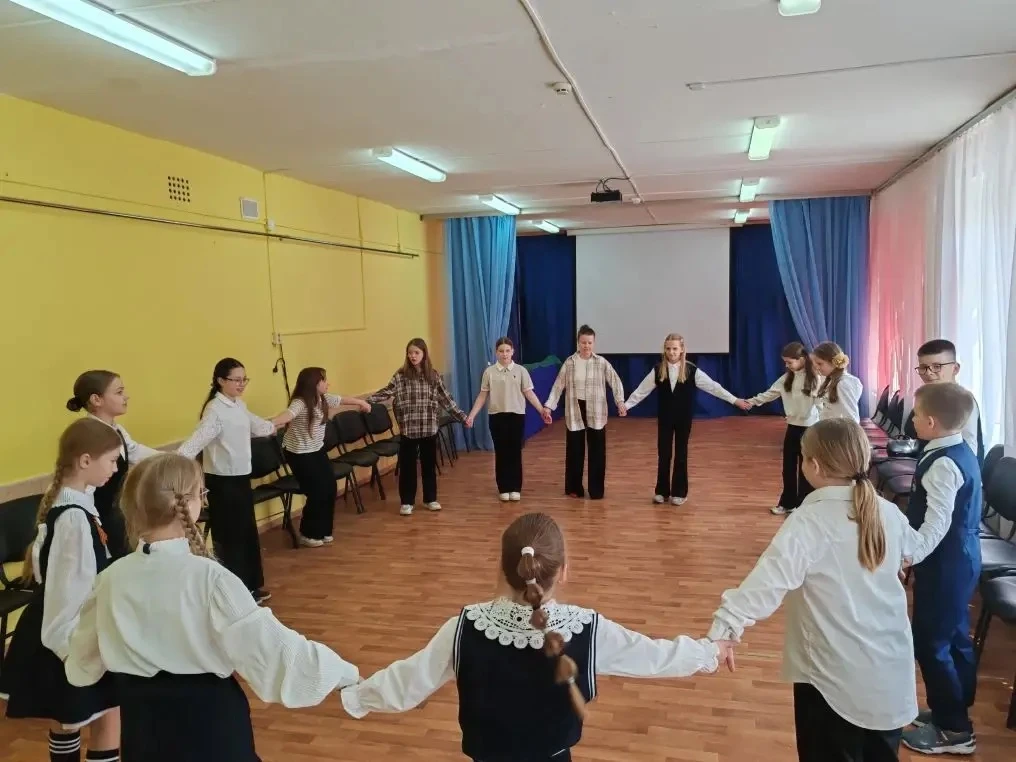 Зажигаем звезд! ✨  4 мая наши ребята из 5«Б» класса попробовали себя в роли настоящих артистов! 🎭  У