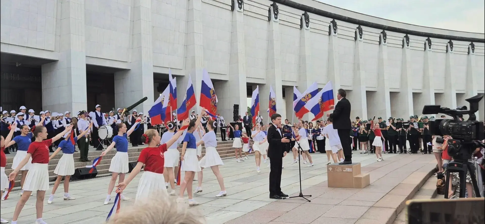 🎉ЗВУЧАТ ФАНФАРЫ ВО СЛАВУ РОССИИ!

Именно так назывался праздничный концерт ко Дню России, ярко прош