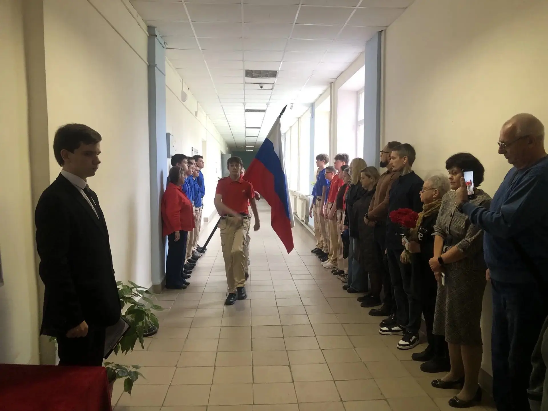 🕊 В школе №10 открыли мемориальную доску в память о погибшем выпускнике