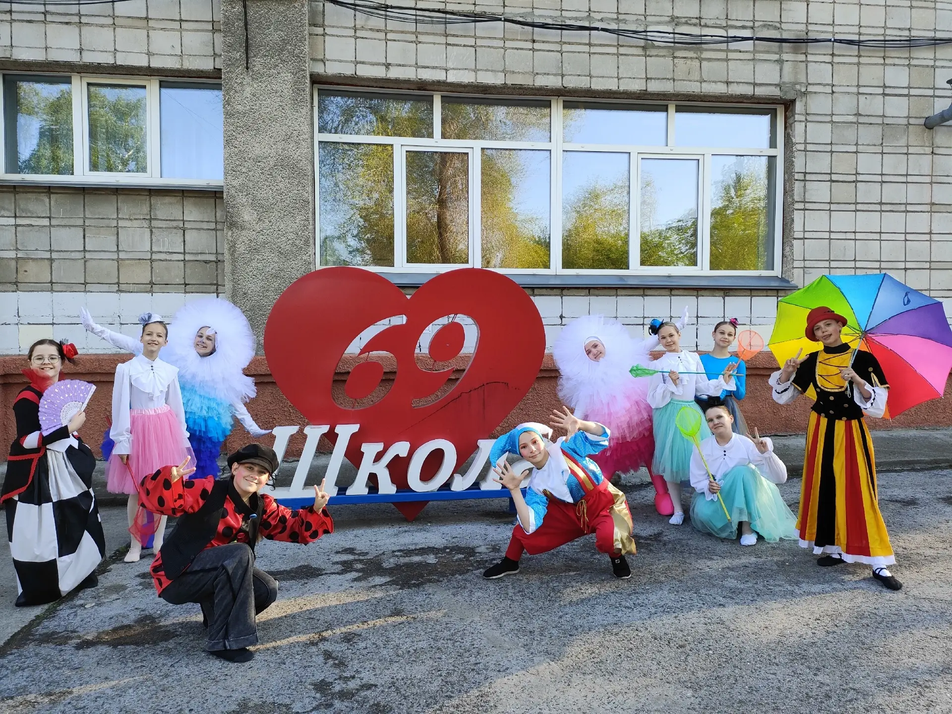 🪄В первый день лета наша школа превращается..., наша школа превращается....в ДЕТСКИЙ  ЛАГЕРЬ ДНЕВНО