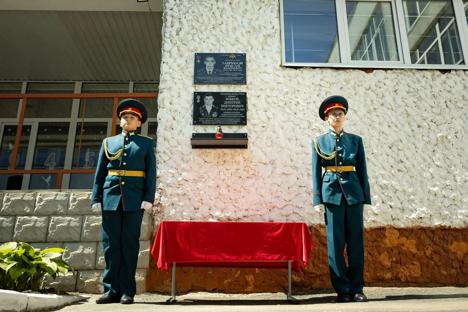 В школе №36 открыли Парты героев — в память о прапорщике Вячеславе Гаврилове и сержанте Дмитрии Бобк