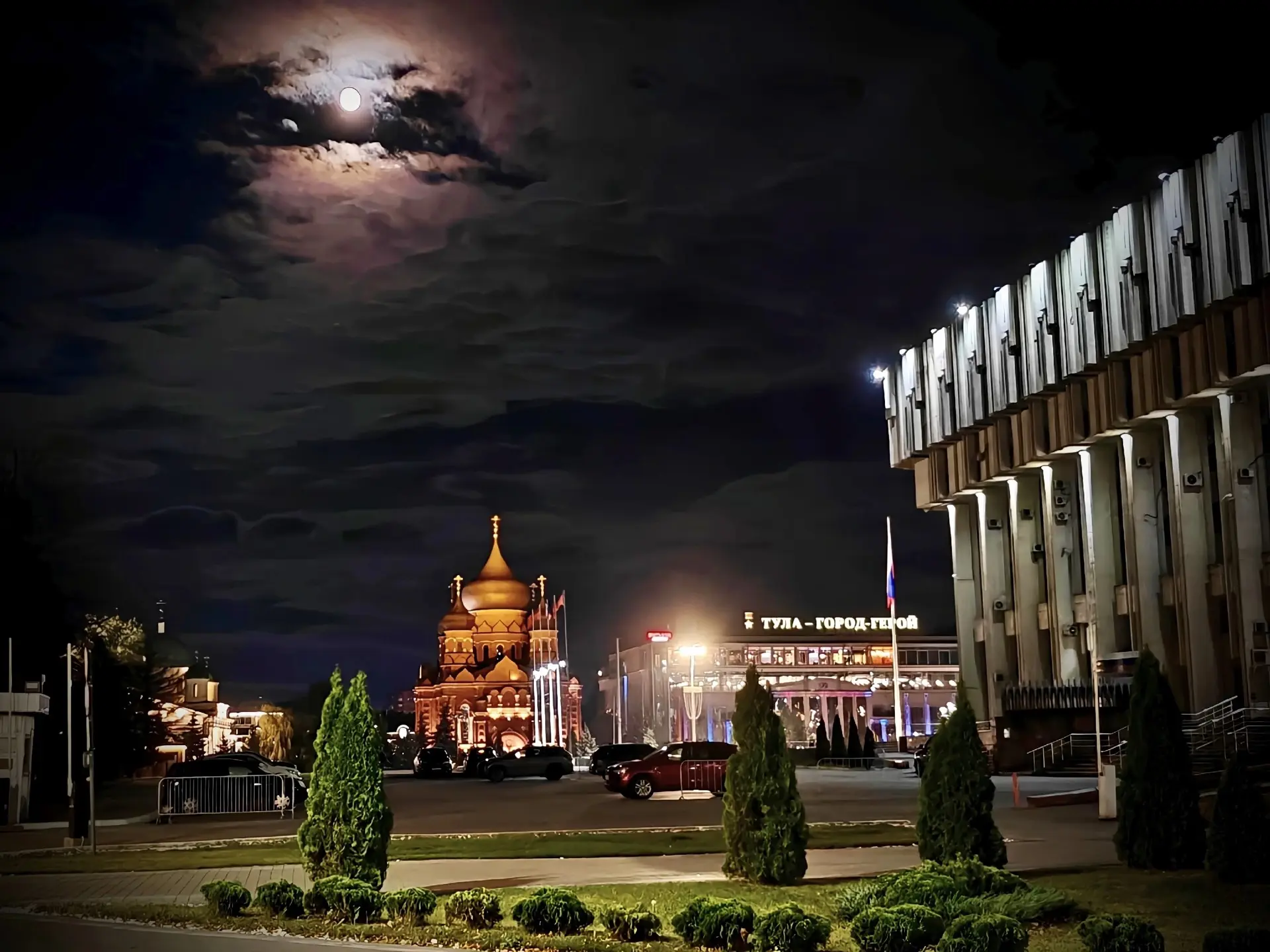 Луна в небе над центром Тулы🌕