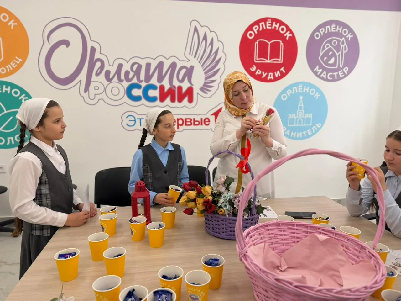Учащиеся 4 класса совместно со своим классным руководителем М.А.Абдулаевой и Советником...