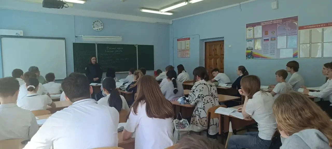 В нашей школе прошла встреча учащихся 8Д, 8В, 9А и 10Б классов со старшим лейтенантом полиции Левино