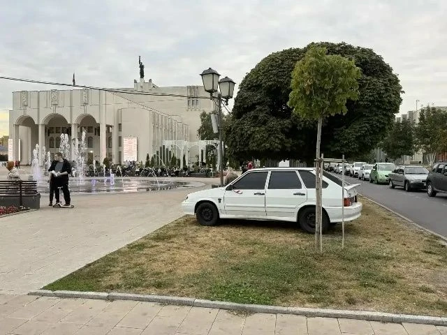 ⚡️Мэр Курска требует наказать водителя, припарковавшего машину на газон на Театральной ...