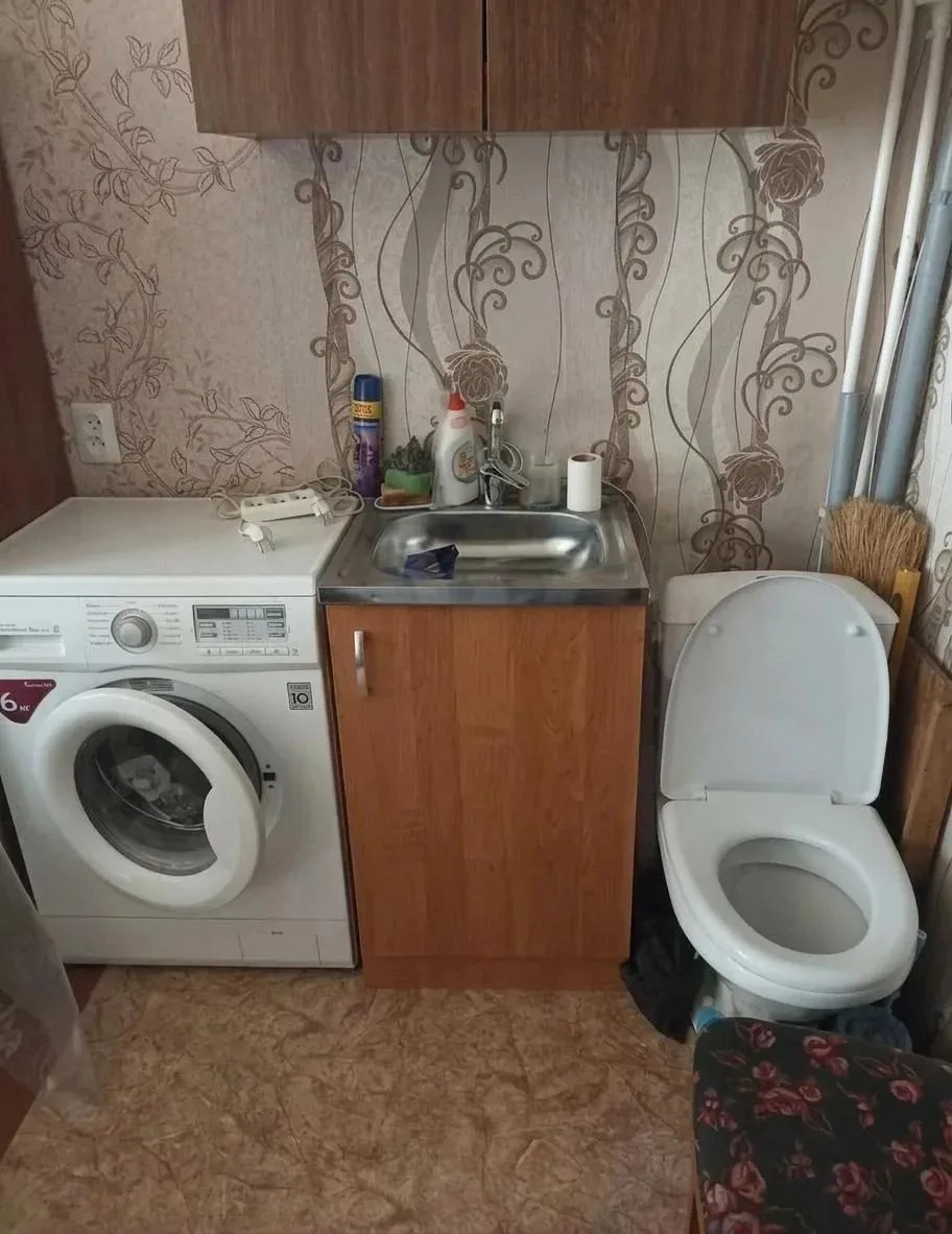 Судебные приставы забрали у омичей унитаз.