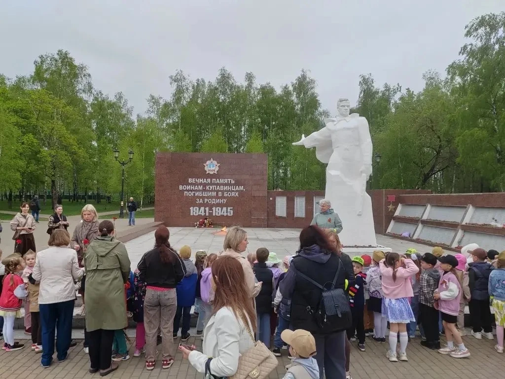 Цветы памяти: дошколята почтили подвиг героев   Накануне Дня Победы  состоялись тематические занятия
