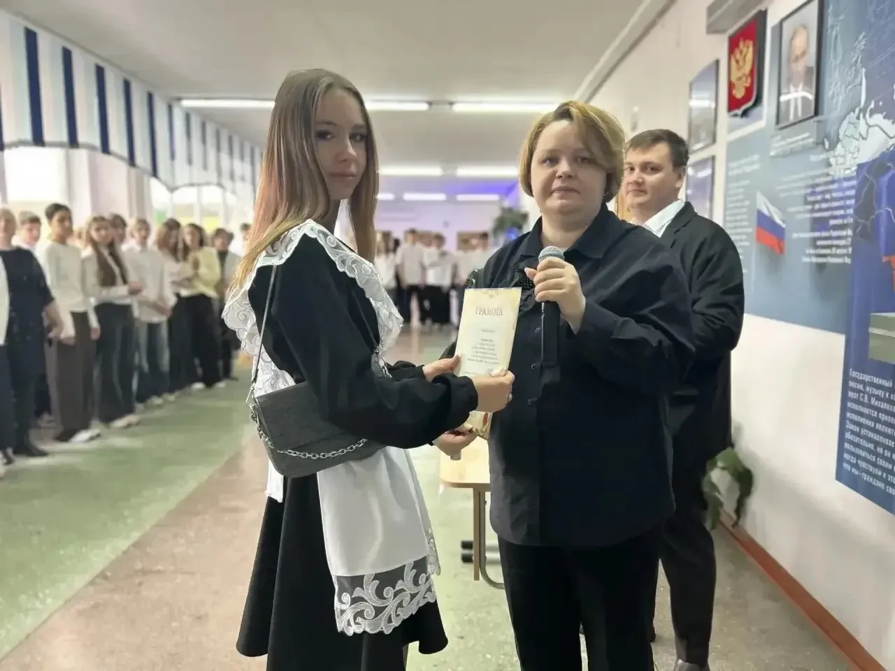 📢 В нашей школе прошли торжественные линейки, посвященные завершению учебного года!  Вот и пролетел 