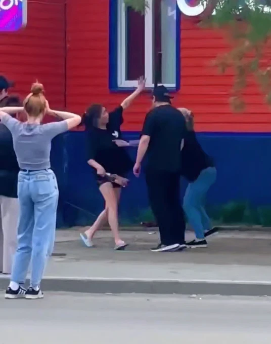 ⚡ В Салехарде произошла драка возле бара.

Сообщение о конфликте поступило в полицию вечером 19 июня