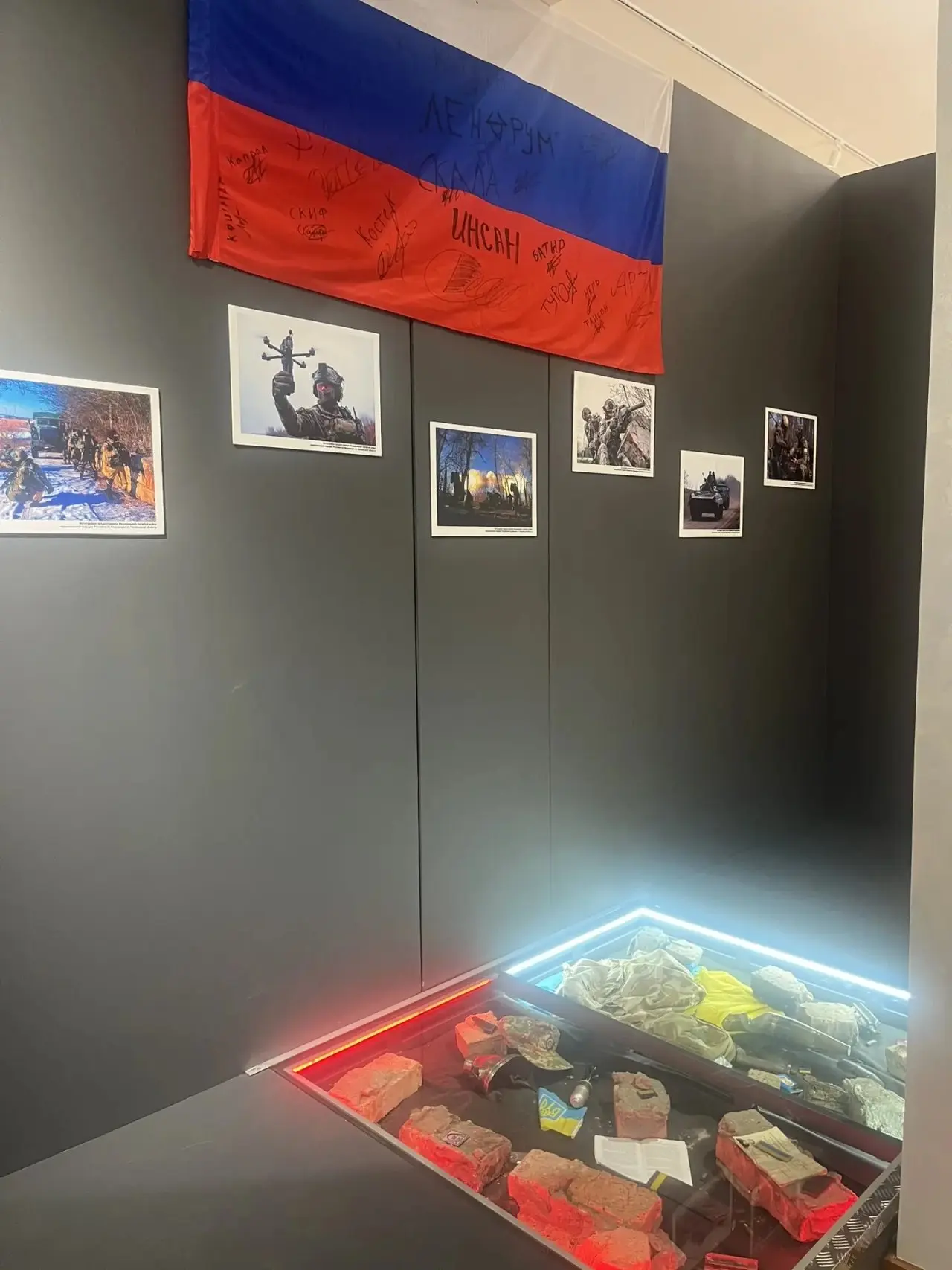 Группы ЭЖД-25-43 и С-25-100 в рамках федерального проекта «Пушкинская карта» посетили выставку «Свои