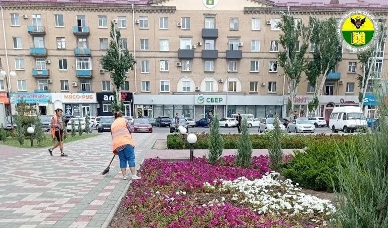 🌸 Мелитополь становится уютнее: в городе приводят в порядок клумбы