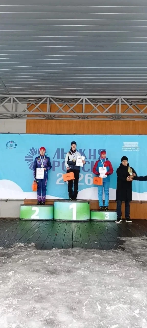 ⛷️ "Лыжня России - 2026"  Поздравляем ученицу 10а класса 21 лицея - Елизавету С., занявшую🥇место сре